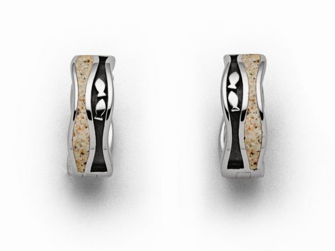 Ohrringe aus Sterling Silber von DUR mit einem eleganten Design in Form von Fischschwarm, verziert mit Strandsand, perfekt für einen maritimen Look.