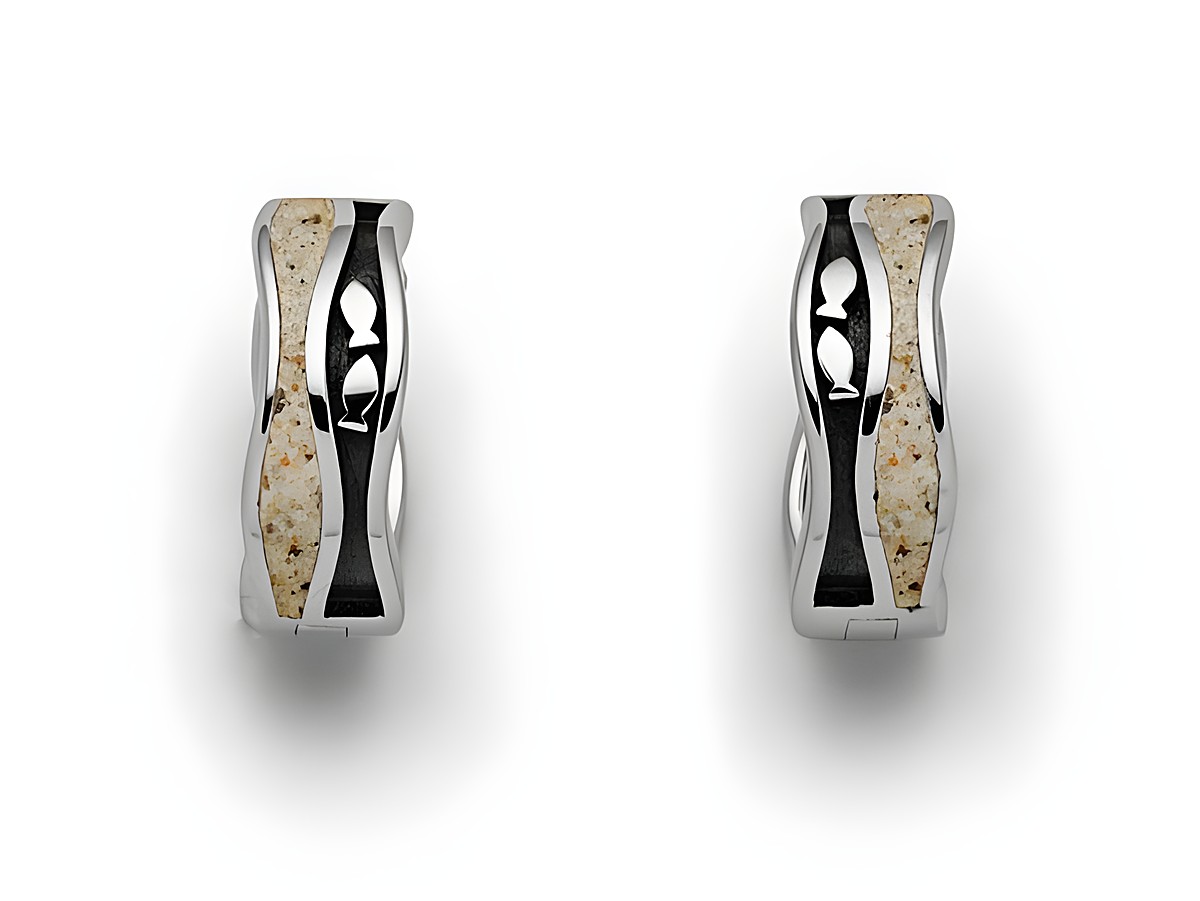 Ohrringe aus Sterling Silber von DUR mit einem eleganten Design in Form von Fischschwarm, verziert mit Strandsand, perfekt für einen maritimen Look.