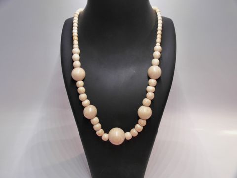Holzkette mit Kugeln in 20 mm, naturbraun, 60 cm Länge, von Juwelier Harnisch, aus hochwertigem Holz, elegantes Design, ideal für besondere Anlässe oder den Alltag.
