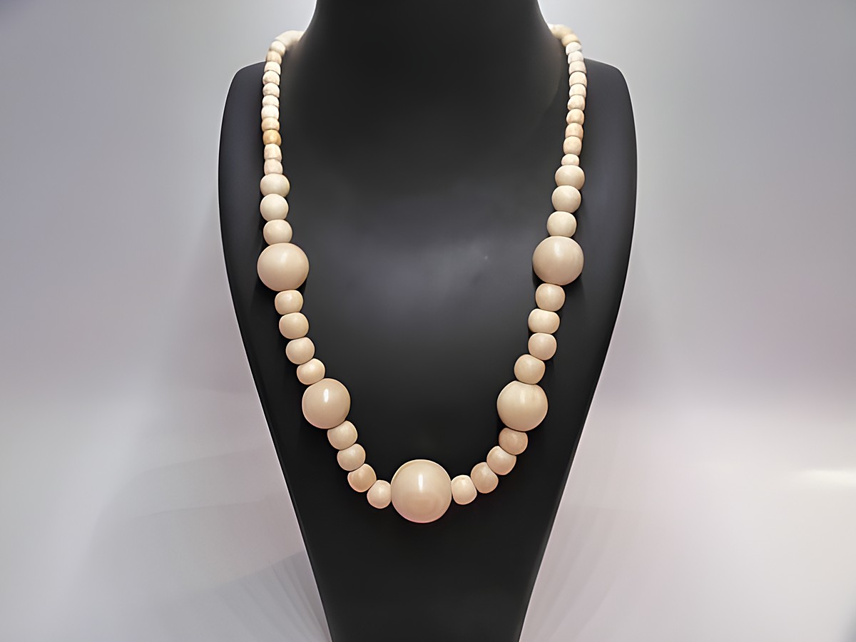 Holzkette mit Kugeln in 20 mm, naturbraun, 60 cm Länge, von Juwelier Harnisch, aus hochwertigem Holz, elegantes Design, ideal für besondere Anlässe oder den Alltag.