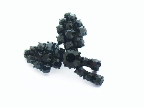 60016-0 Schwarze Strass Brosche im Sexy City Look in Form einer Blume, hergestellt von Juwelier Harnisch, schimmernde schwarze Strasssteine, ideal für eleganten Schmuck.