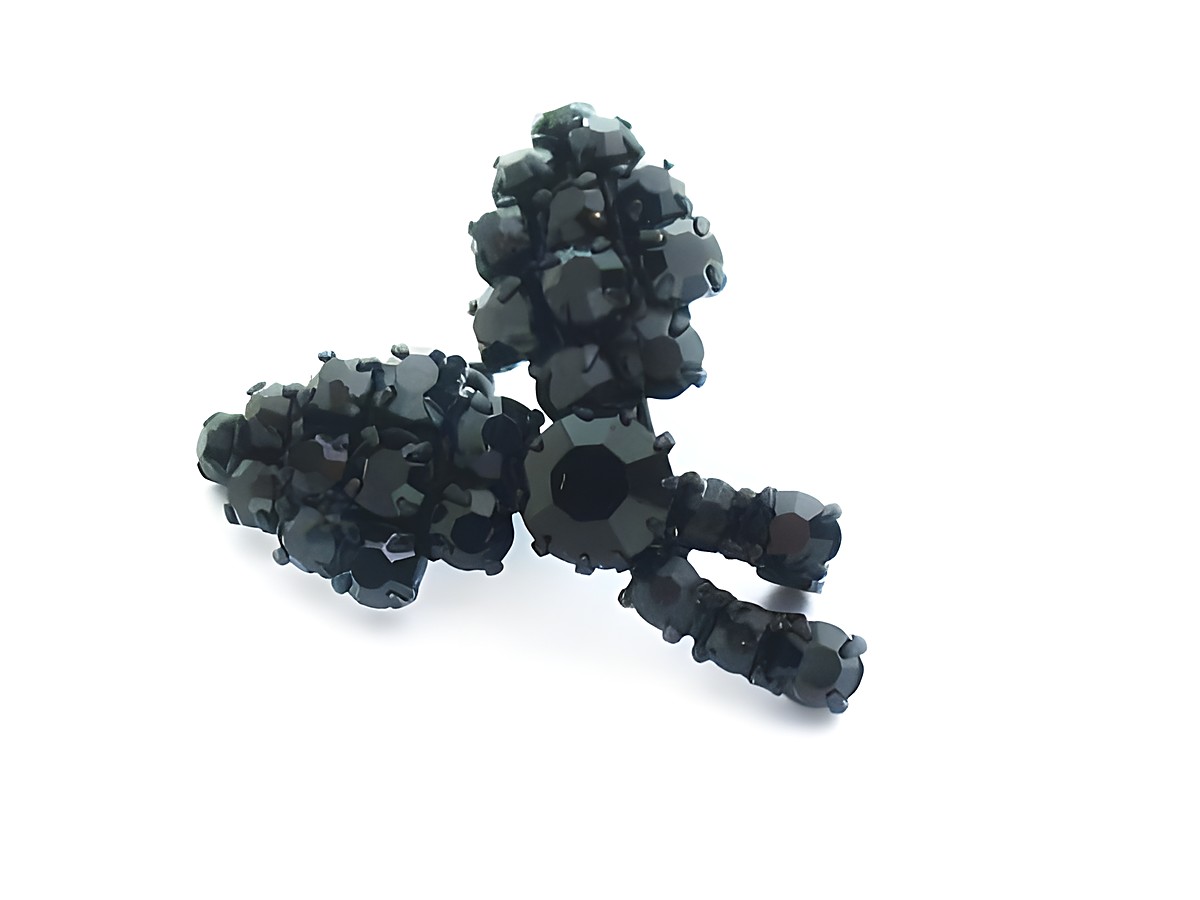 Schwarze Strass Brosche im Sexy City Look in Form einer Blume, hergestellt von Juwelier Harnisch, schimmernde schwarze Strasssteine, ideal für eleganten Schmuck.