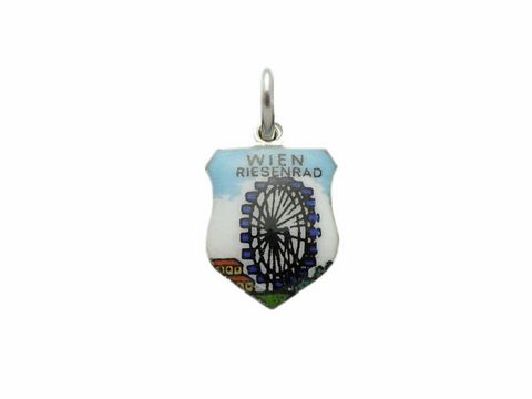 Ein silberner Anhänger in Form eines Wappens zeigt das Wiener Riesenrad mit der Aufschrift Wien Riesenrad, gefertigt von Juwelier Harnisch, ideal als europäisches Souvenir.