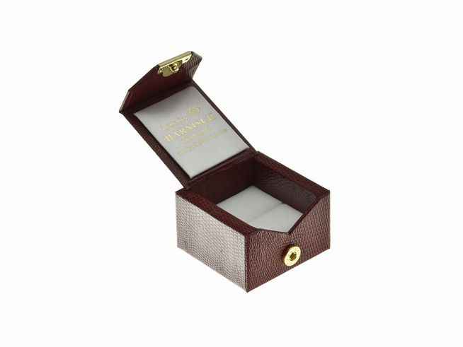 Ringschachtel viereckig in rot mit Kroko-Look, Hersteller Juwelier Harnisch, elegante Geschenkbox mit schimmerndem Innenfutter und Goldverschluss, ideal für Schmuckpräsentation.