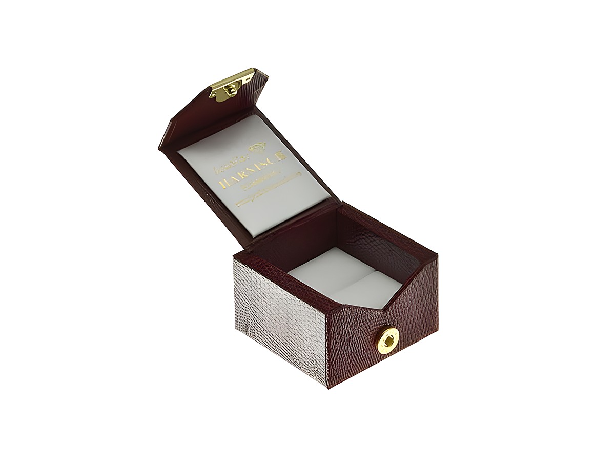 Ringschachtel viereckig in rot mit Kroko-Look, Hersteller Juwelier Harnisch, elegante Geschenkbox mit schimmerndem Innenfutter und Goldverschluss, ideal für Schmuckpräsentation.