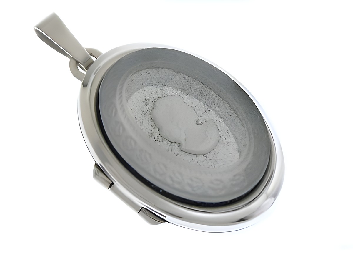 Medaillon aus 585 Weißgold mit grauer Gemme und Cabochon, filigraner Umrandung, elegantes Design, Hersteller Juwelier Harnisch, ideal als Schmuckstück oder Geschenk.