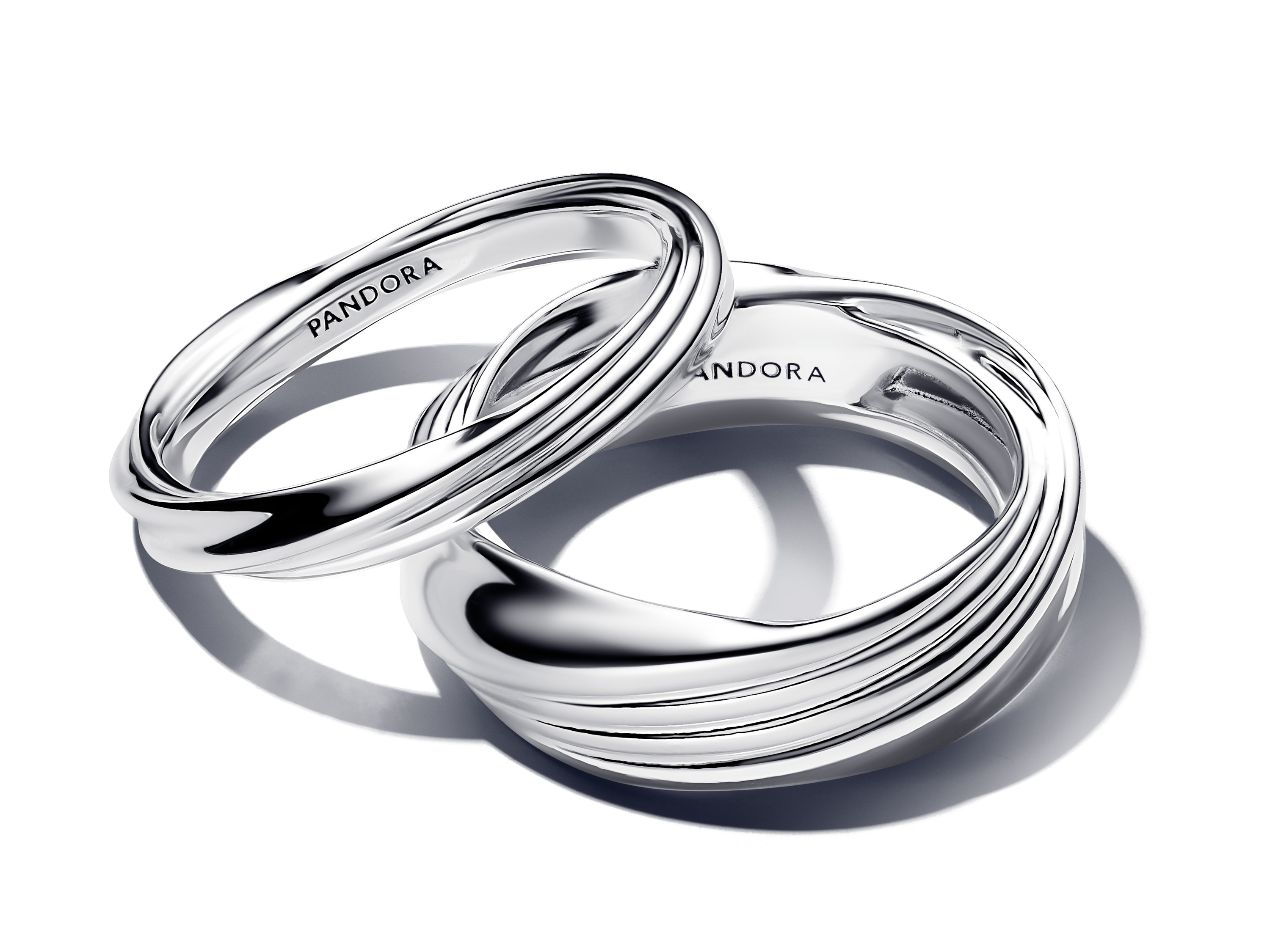 Zwei elegante, verdrehte Stapelringe aus Sterling Silber von Pandora, Modell ESSENCE 193890C00-58, Größe 58, glänzendes Finish, schlicht und modern im Design.