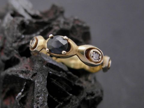 Gold Ring - königlich - Gold 585 - Safir + Diamant - Goldring - Gr. 56, Hersteller: Juwelier Harnisch, bis Gr. 56/18. Eleganter Ring mit zeitlosem Design, besetzt mit einem Safir und funkelnden Diamanten.