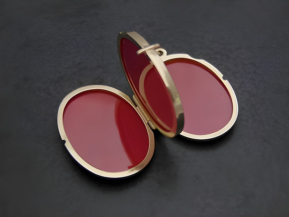 Medaillon für 4 Fotos in Gold 585 poliert, hergestellt von Juwelier Harnisch, mit abgerundeten Ecken und rotem Innenfutter, ideal zur Aufbewahrung wertvoller Erinnerungen. – Ansicht 2