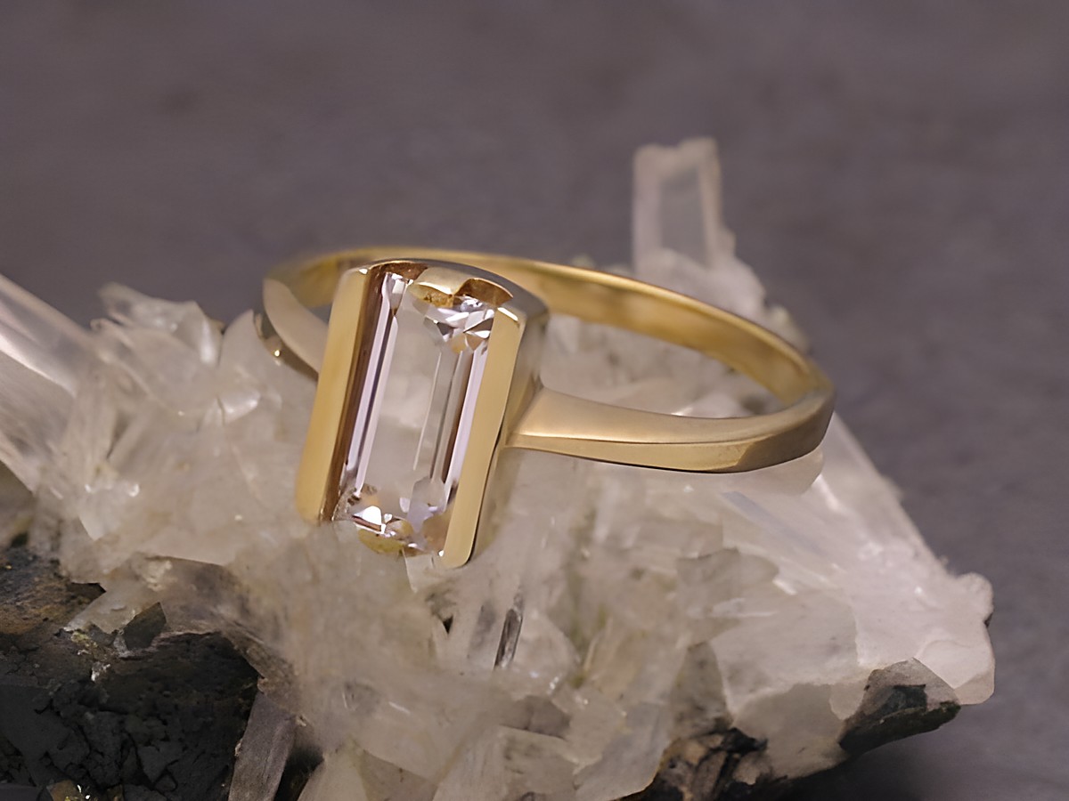 Puristischer Goldring aus Gold 333 mit bergkristallarer Steinfassung, Größe 54, hergestellt von Juwelier Harnisch. Elegantes Design, ideal für besondere Anlässe.