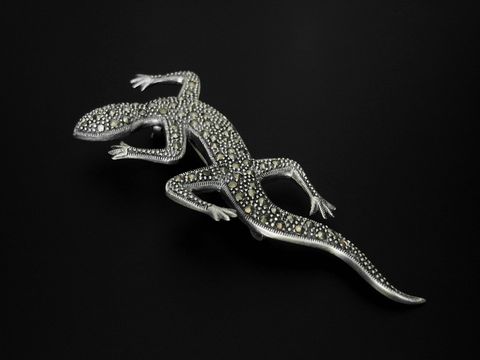 Echse in Form eines Salamanders, gefertigt aus Silber, besetzt mit Markasit, stilvolle Brosche des Herstellers Juwelier Harnisch, ideal als Schmuckstück für besondere Anlässe.