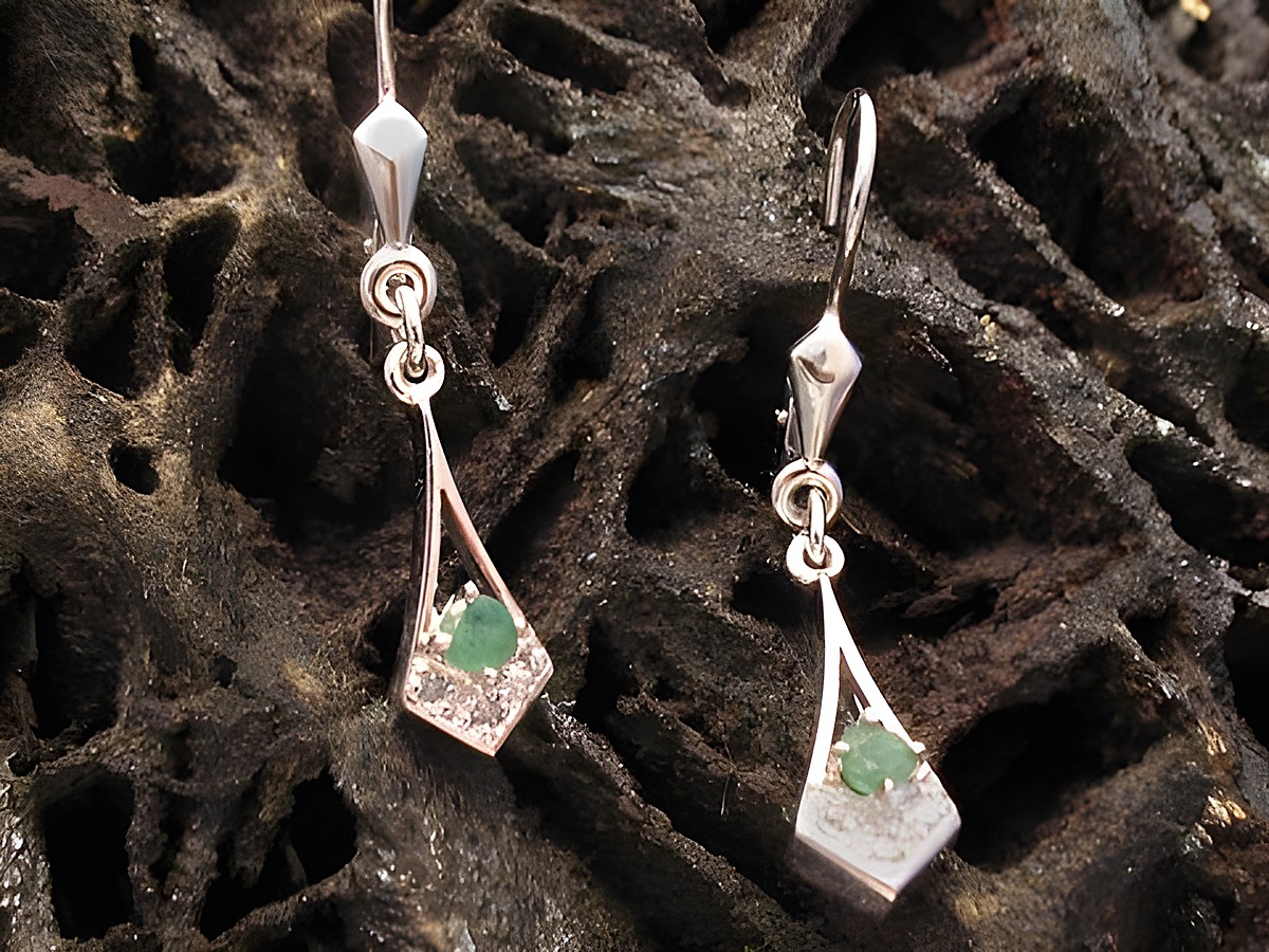 Elegante Ohrhänger aus Gold mit Smaragd, Hersteller Juwelier Harnisch, stilvolles Design ohne Stein, ideal für besondere Anlässe und Alltag.
