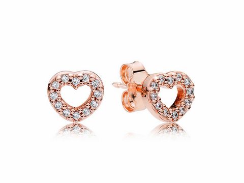 Zwei elegante Ohrstecker in Herzform aus rosévergoldetem Metall mit funkelnden Zirkonia-Steinen, Hersteller: Pandora, Modellnummer 280528CZ, Erobertes Herz.