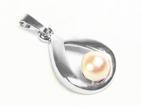 Silber Anhänger mit echter Zuchtperle im Tropfen Design, hergestellt von Juwelier Harnisch, elegant und zeitlos, ideal für verschiedene Anlässe und Schmuckkombinationen.