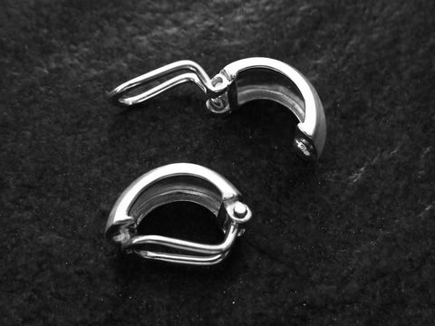 Sterling Silber Ohrclips mattiert von Juwelier Harnisch, elegant und schlicht, ideal für jeden Anlass, in hochwertiger Verarbeitung und zeitlosem Design.