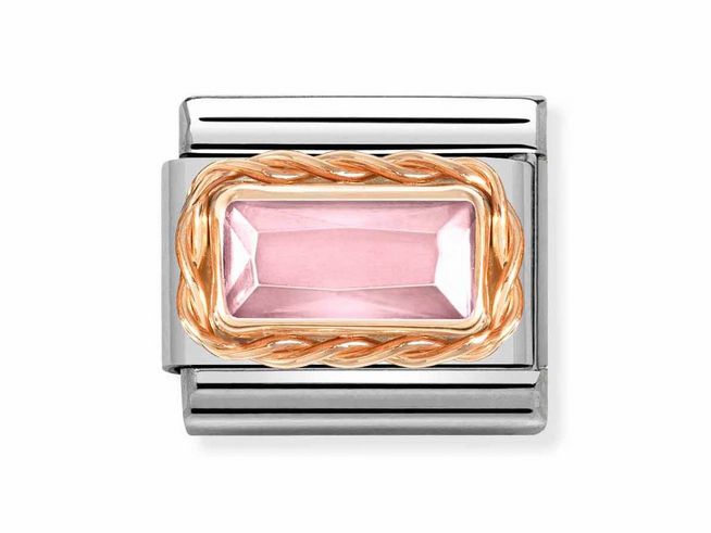 Roségold Classic Charm aus Edelstahl mit roséfarbener Zirkonia in rechteckiger Form, umgeben von einem eleganten, geflochtenen Roségoldrand. Ideal für persönlichen Schmuck.