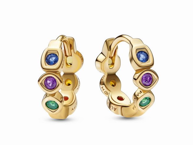 Die Pandora Ohrringe 262567C01 präsentieren sich in elegantem Design mit goldfarbenen Creolen, die mit bunten Infinity Steinen verziert sind und einen einzigartigen Look verleihen.