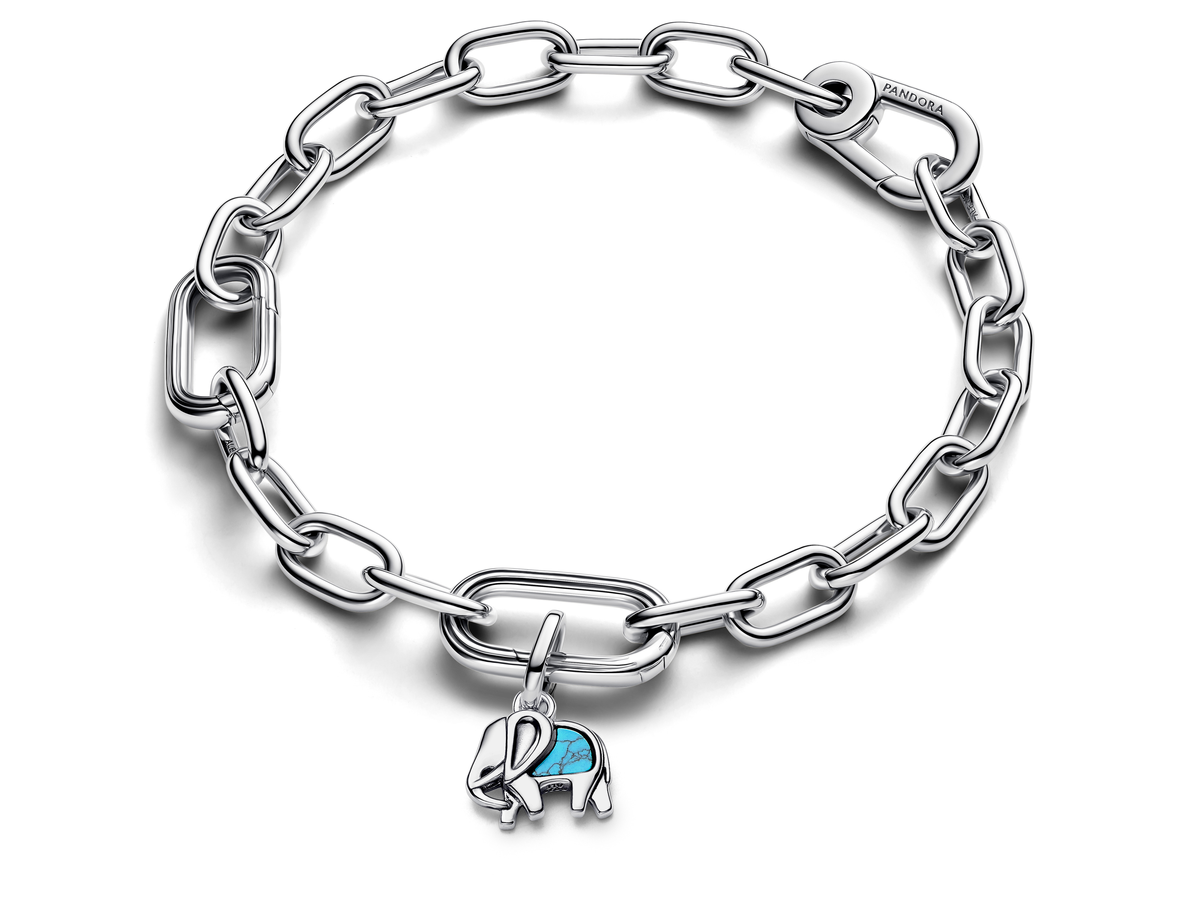 Eine elegante Silberkette mit einem türkisfarbenen Elefanten-Charm aus Sterlingsilber von Pandora, der farbige Akzente setzt und die Neuheiten-Kollektion repräsentiert.