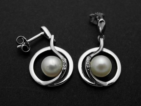 Runde silberne Ohrringe mit eleganter Süßwasserzuchtperle und Zirkonia in weiß vom Hersteller Juwelier Harnisch, ideal für besondere Anlässe.