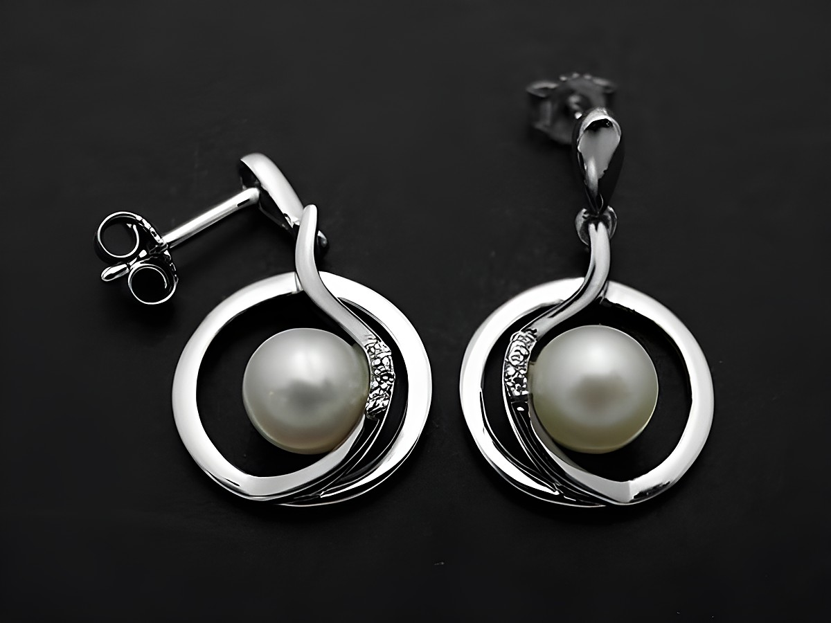 Runde silberne Ohrringe mit eleganter Süßwasserzuchtperle und Zirkonia in weiß vom Hersteller Juwelier Harnisch, ideal für besondere Anlässe.