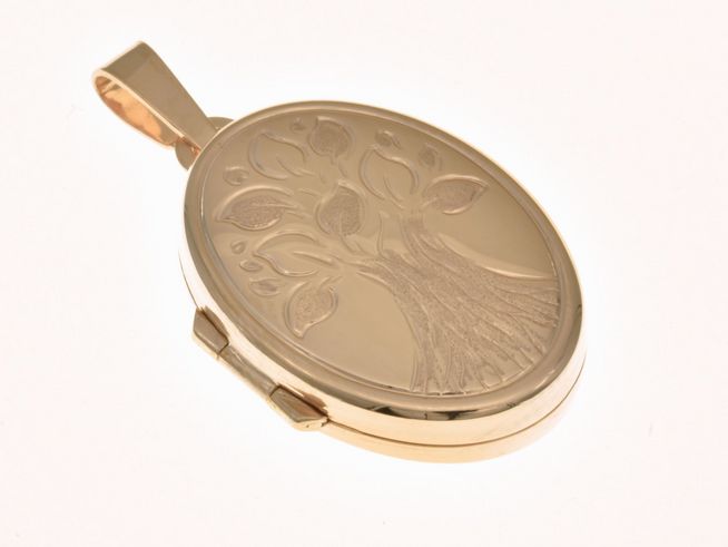 Ovales Medaillon aus teilmattiertem Sterling Silber, roségold vergoldet, mit eingraviertem Lebensbaum-Design, hergestellt von Juwelier Harnisch.