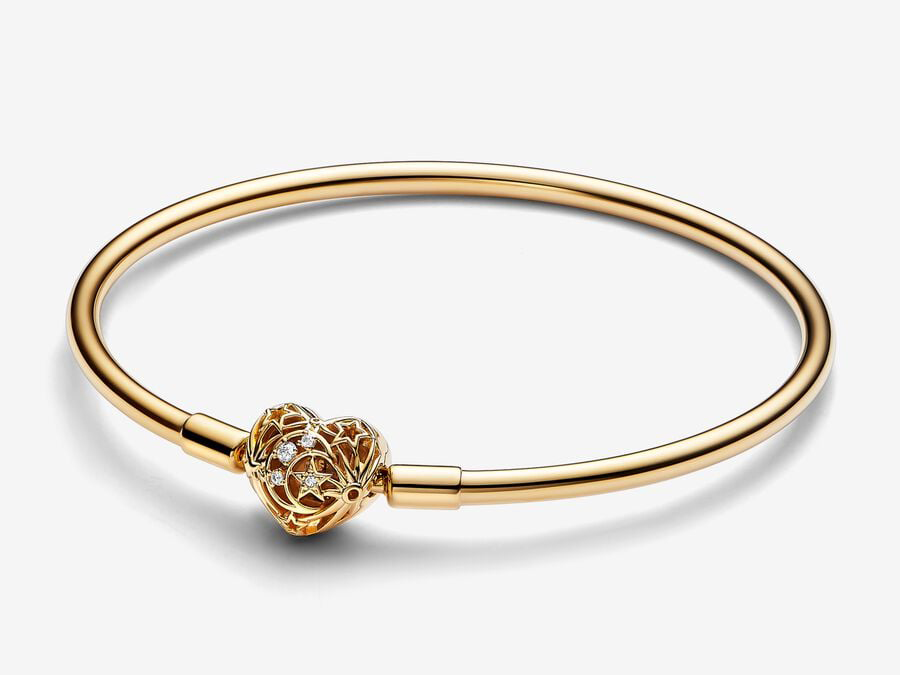 Pandora 563401-17 Armreifen im Nachthimmel Design mit Herzverschluss aus gelbgoldvergoldetem Material und Zirkonia, 17 cm Länge, elegant und modisch.