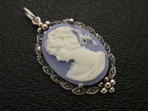 Cabochon Kunstharzgemme in Blau mit einer reliefierten Darstellung einer Dame, eingefasst in ein filigranes silbernes Medaillon, hergestellt von Juwelier Harnisch, idealer Anhänger.