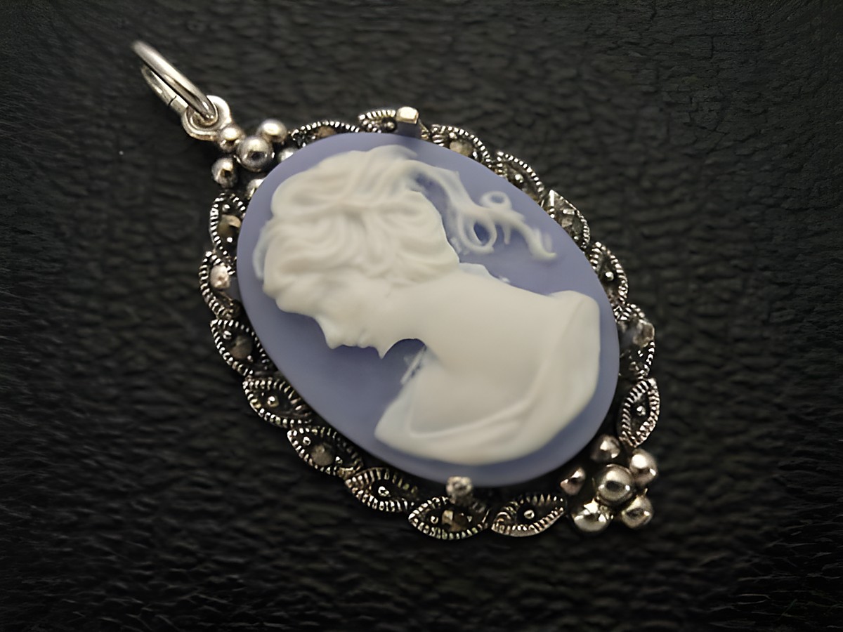 Cabochon Kunstharzgemme in Blau mit einer reliefierten Darstellung einer Dame, eingefasst in ein filigranes silbernes Medaillon, hergestellt von Juwelier Harnisch, idealer Anhänger.