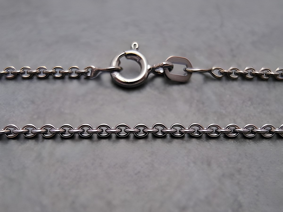 80 cm Rundanker Silber Kette in Ruthenium und Anthrazit, 2 mm dick, mit einem praktischen Verschluss, hergestellt von Juwelier Harnisch, ideal für elegante Looks.