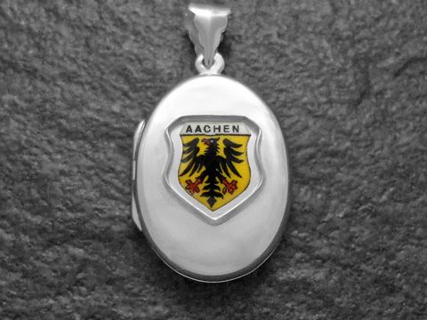 Silbernes Medaillon mit dem Stadtwappen von Aachen, präsentiert in einem eleganten Design. Der Hersteller ist Juwelier Harnisch aus Nordrhein-Westfalen.