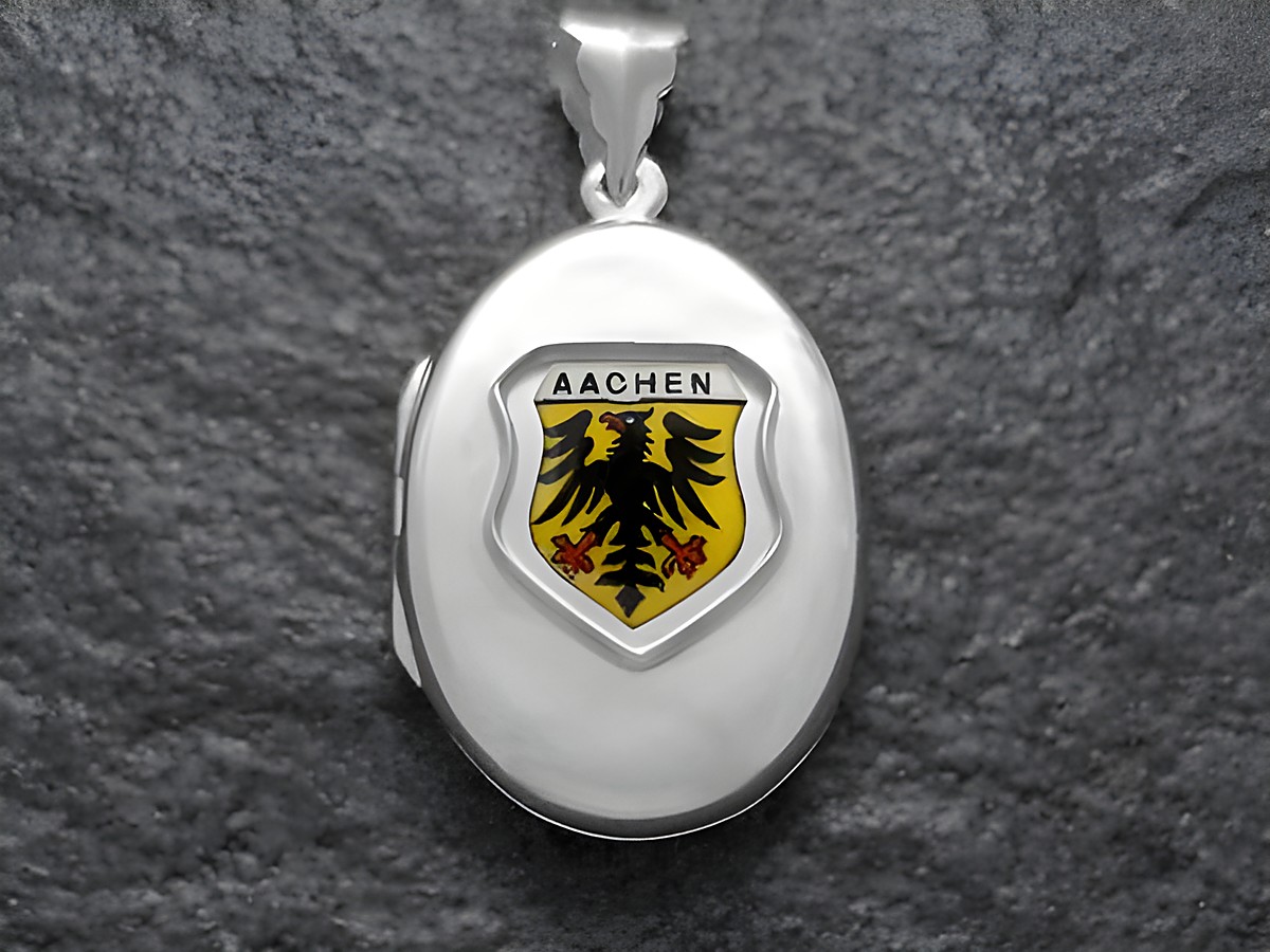 Silbernes Medaillon mit dem Stadtwappen von Aachen, präsentiert in einem eleganten Design. Der Hersteller ist Juwelier Harnisch aus Nordrhein-Westfalen.