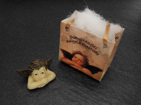 Brauner Schutzengel mit Geschenktasche, schlafend, Hersteller: Juwelier Harnisch, ideal für Weihnachten. Die Figur ist detailreich und gepaart mit einer dekorativen Tasche.