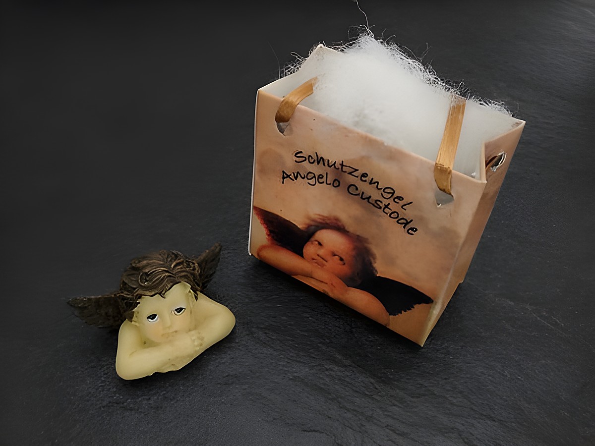 Brauner Schutzengel mit Geschenktasche, schlafend, Hersteller: Juwelier Harnisch, ideal für Weihnachten. Die Figur ist detailreich und gepaart mit einer dekorativen Tasche.