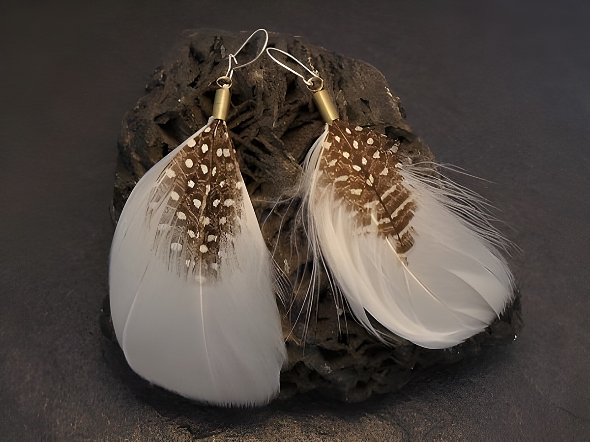 Feder Ohrringe in Weiß aus Sterling Silber mit Ohrbügeln von 10 cm, hergestellt von Juwelier Harnisch, Ohrhänger ohne Stein, elegant und leicht, perfekt für jeden Anlass.