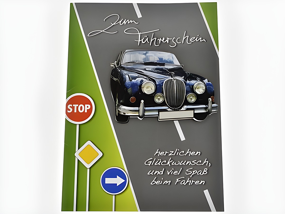 Die Glückwunschkarte zum Führerschein zeigt ein klassisches Auto auf einer Straße mit Verkehrsschildern, darunter ein Stoppschild und ein Richtungsschild, hergestellt von Juwelier Harnisch.