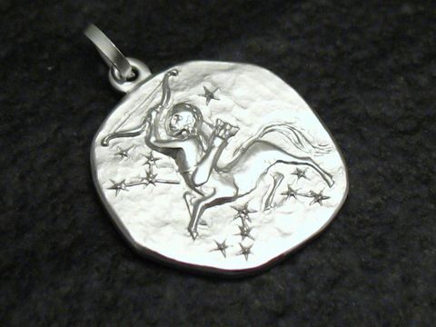 Schütze Sternzeichen Anhänger aus Sterling Silber rhodiniert, zeigt einen Centauren mit Bogen und Pfeil, umgeben von funkelnden Sternen, Hersteller Juwelier Harnisch.