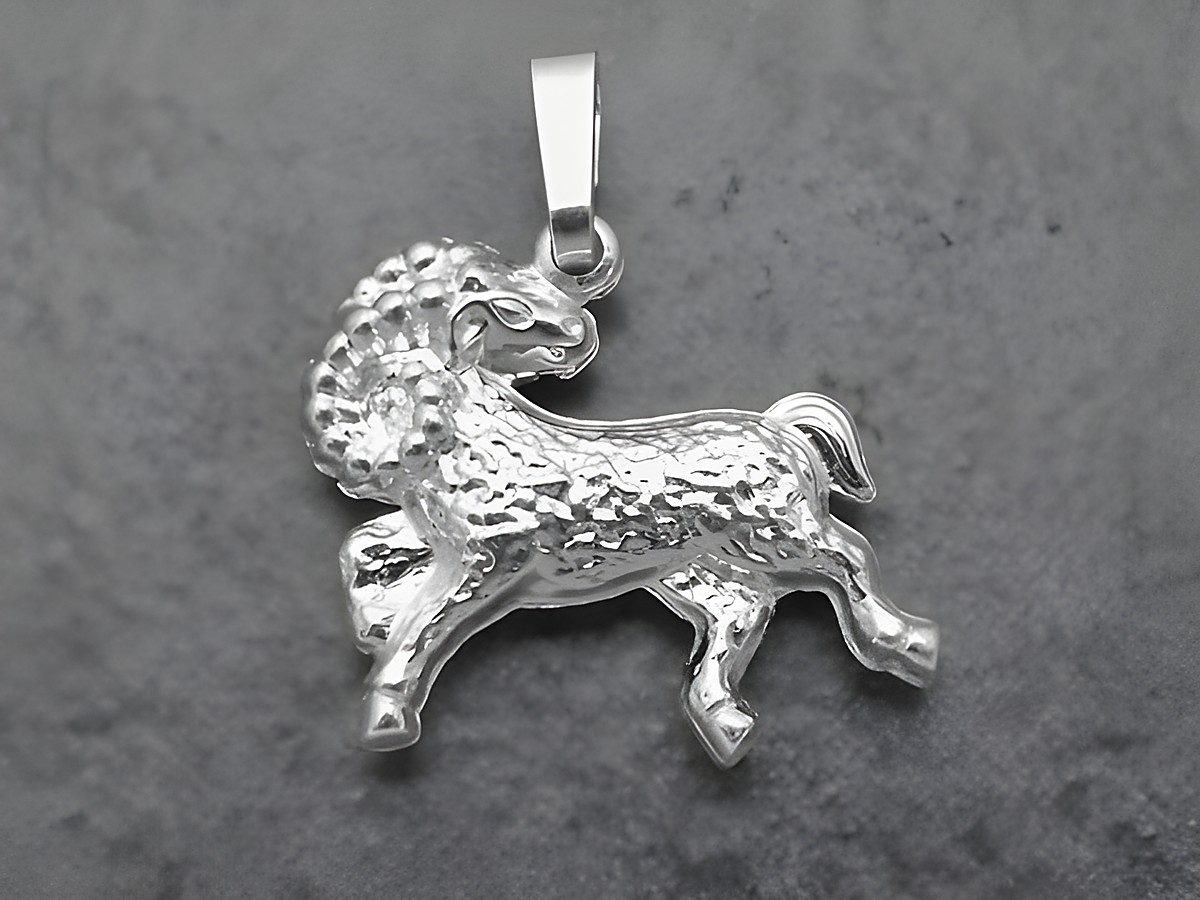 Plastischer Anhänger im Design des Sternzeichens Widder aus hochwertigem Sterling Silber, hergestellt vom Juwelier Harnisch, perfekt für astrologische Schmuckliebhaber.