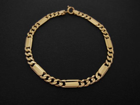 Armband Panzer 4,5 x 1,3 mm aus Gold 585, 18,5 cm lang, hergestellt von Juwelier Harnisch, massiv und glänzend, bietet eleganten Schmuckstil.