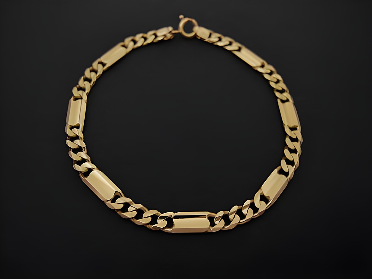 Armband Panzer 4,5 x 1,3 mm aus Gold 585, 18,5 cm lang, hergestellt von Juwelier Harnisch, massiv und glänzend, bietet eleganten Schmuckstil.