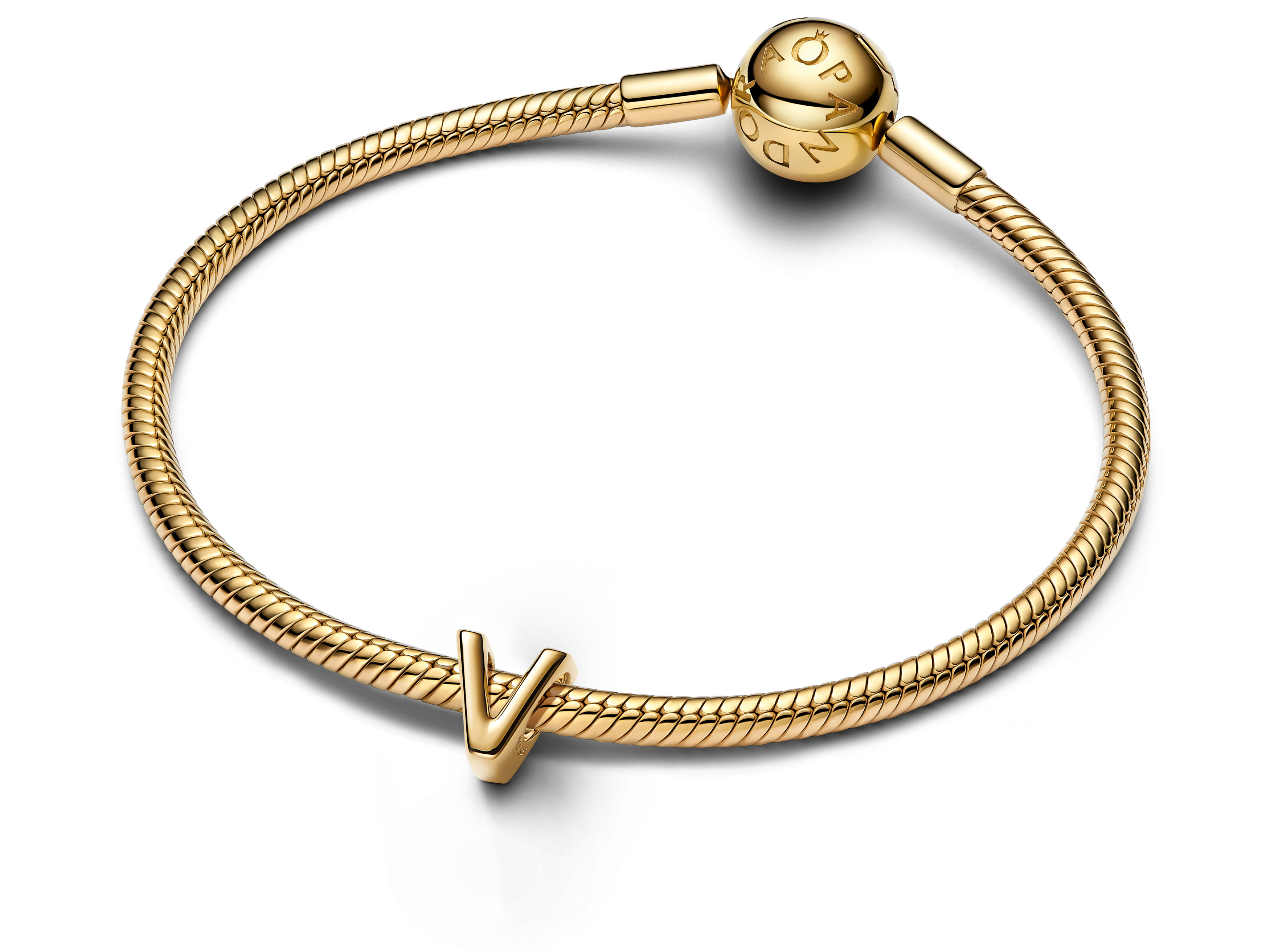 Armband aus gelbgold vergoldetem Material mit einem modernen Buchstaben V und einer gravierten Verschlusskugel von Pandora, ideal für stilvolle Akzente.