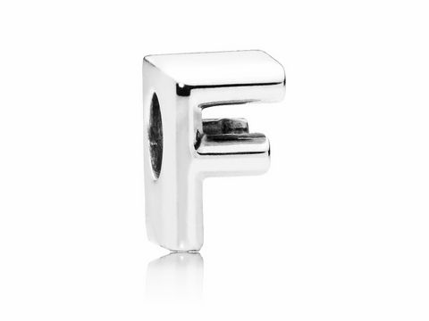 Pandora Charm Buchstabe F aus 925 Sterling Silber, glänzende Oberfläche, modern gestaltet, ideal für Armbänder und persönliche Schmuckstücke, definiert durch den Buchstaben F.