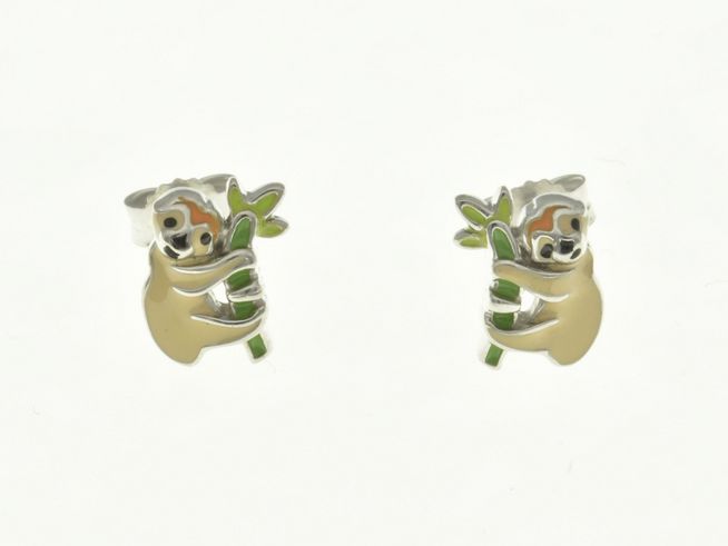 Faultier Ohrstecker aus rhodiniertem Sterling Silber mit Emaille, dargestellt als niedliches Faultier, das einen grünen Bambus hält, ideal für Kinder, hergestellt von Juwelier Harnisch.