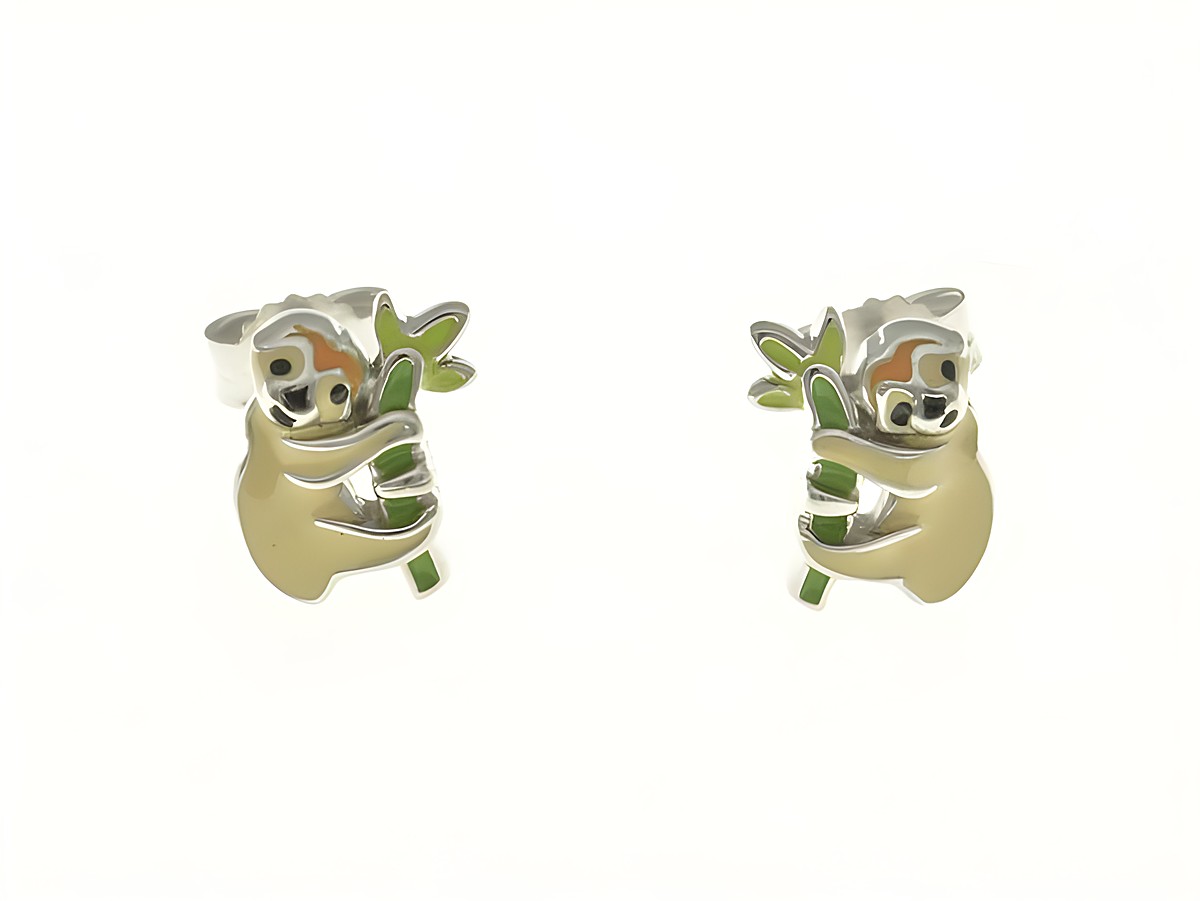 Faultier Ohrstecker aus rhodiniertem Sterling Silber mit Emaille, dargestellt als niedliches Faultier, das einen grünen Bambus hält, ideal für Kinder, hergestellt von Juwelier Harnisch.