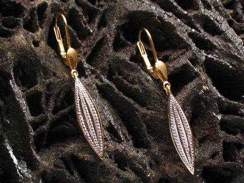 Ohrringe bezaubernd Ohrhänger echt Gold bicolor von Juwelier Harnisch, elegant ohne Stein, in geschwungener Form mit feiner Oberflächenstruktur, ideal für jeden Anlass.