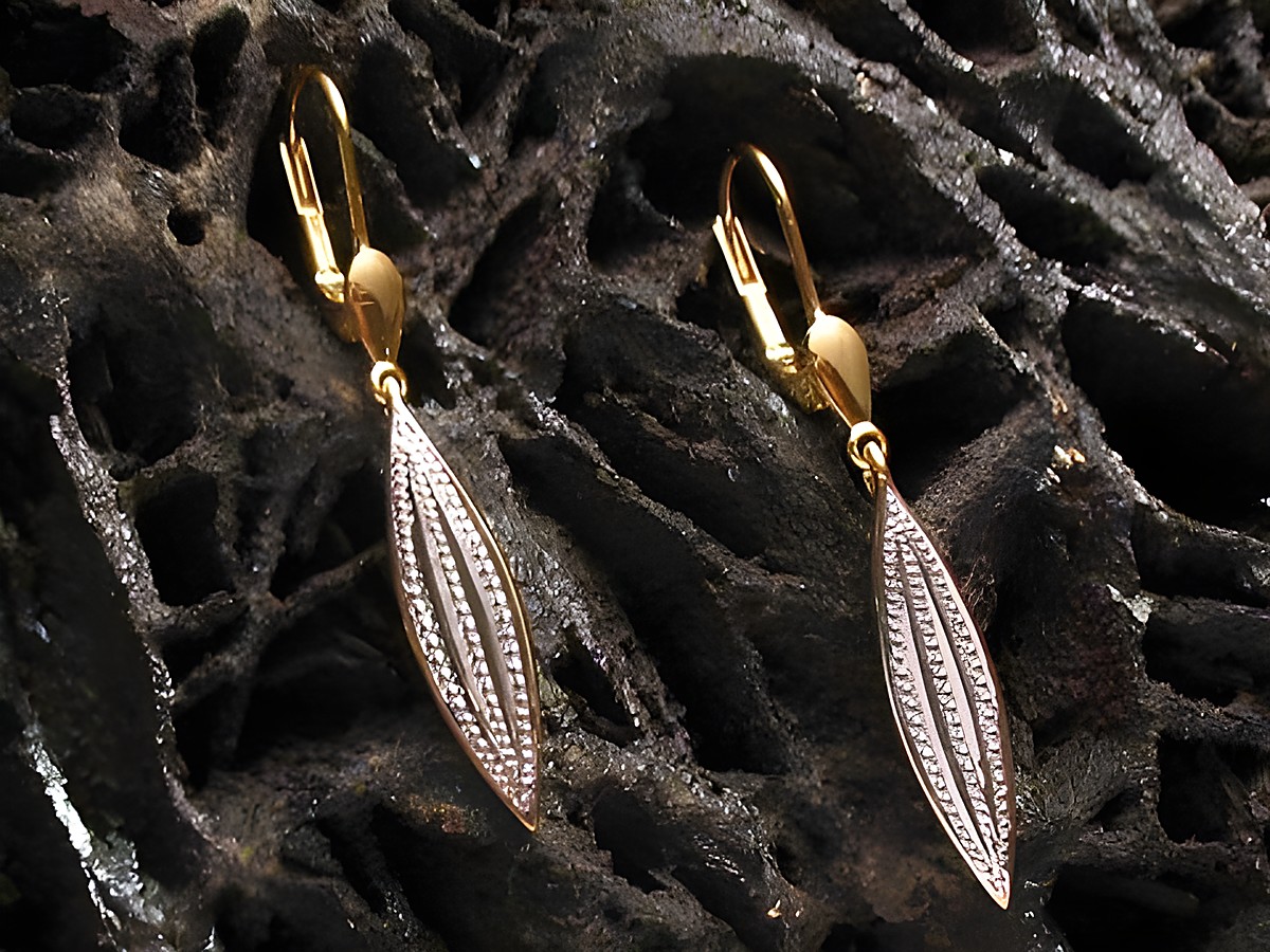 Ohrringe bezaubernd Ohrhänger echt Gold bicolor von Juwelier Harnisch, elegant ohne Stein, in geschwungener Form mit feiner Oberflächenstruktur, ideal für jeden Anlass.