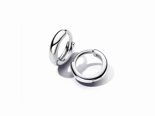 Runde Huggie-Kreolen-Ohrringe aus Sterling Silber von Pandora, glänzende Oberfläche, modernes Design, ideal für jeden Anlass, elegant und zeitlos.