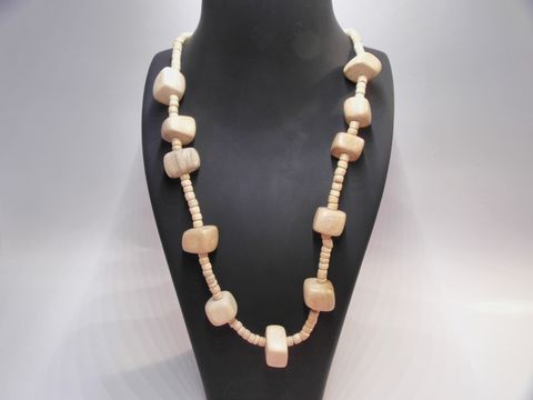Holzkette aus Quadern in naturbraun, 19 mm groß, 60 cm lang, mit abwechselnden Holzperlen, idealer Schmuck von Juwelier Harnisch.
