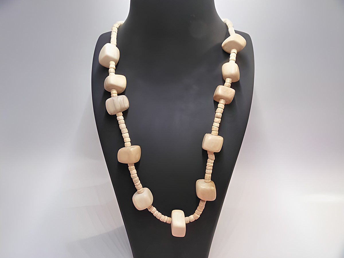 Holzkette aus Quadern in naturbraun, 19 mm groß, 60 cm lang, mit abwechselnden Holzperlen, idealer Schmuck von Juwelier Harnisch.