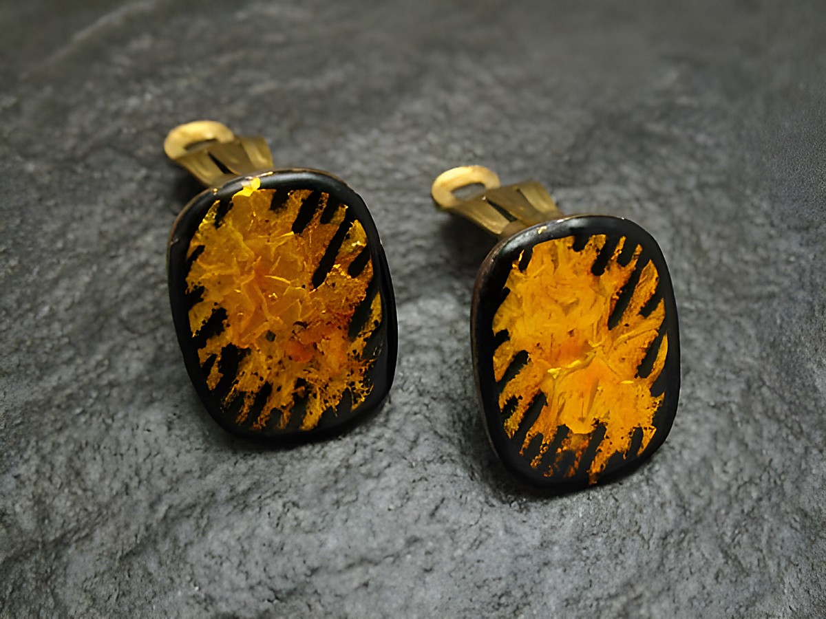 MYSTIK gelb-schwarz Emaille vergoldete Vintage Ohrclips von Juwelier Harnisch, mit einem auffälligen Design in ovaler Form und luxuriösem Finish, ideal für stilvolle Akzente.