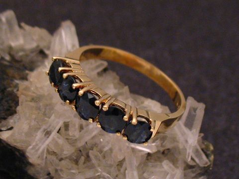 Gold 585 Ring graceful mit Saphiren in Gr. 55 von Juwelier Harnisch, bis Gr. 56/18, elegant gefasst, ideal für besondere Anlässe.